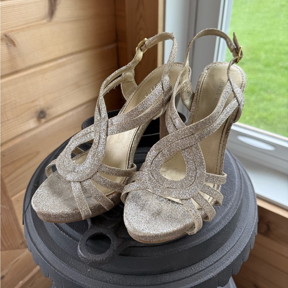 Audrey Brooke Kellie Gold Glitter Size 7 Heels